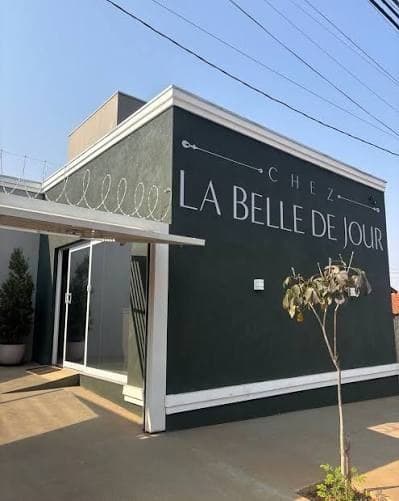 Fachada da Chez La Belle de Jour, onde Ana Alice atende em Bauru